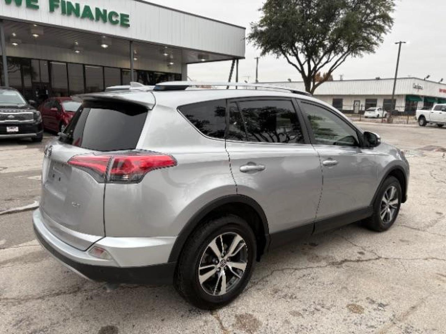 2018 Silver Sky Metallic /Ash Toyota RAV4 XLE (JTMWFREV9JJ) with an 2.5L I-4 DOHC engine, Automatic transmission, located at 900 South McDonald Street, McKinney, TX, 75069, (972) 529-2992, 33.189335, -96.613403 - Photo#7