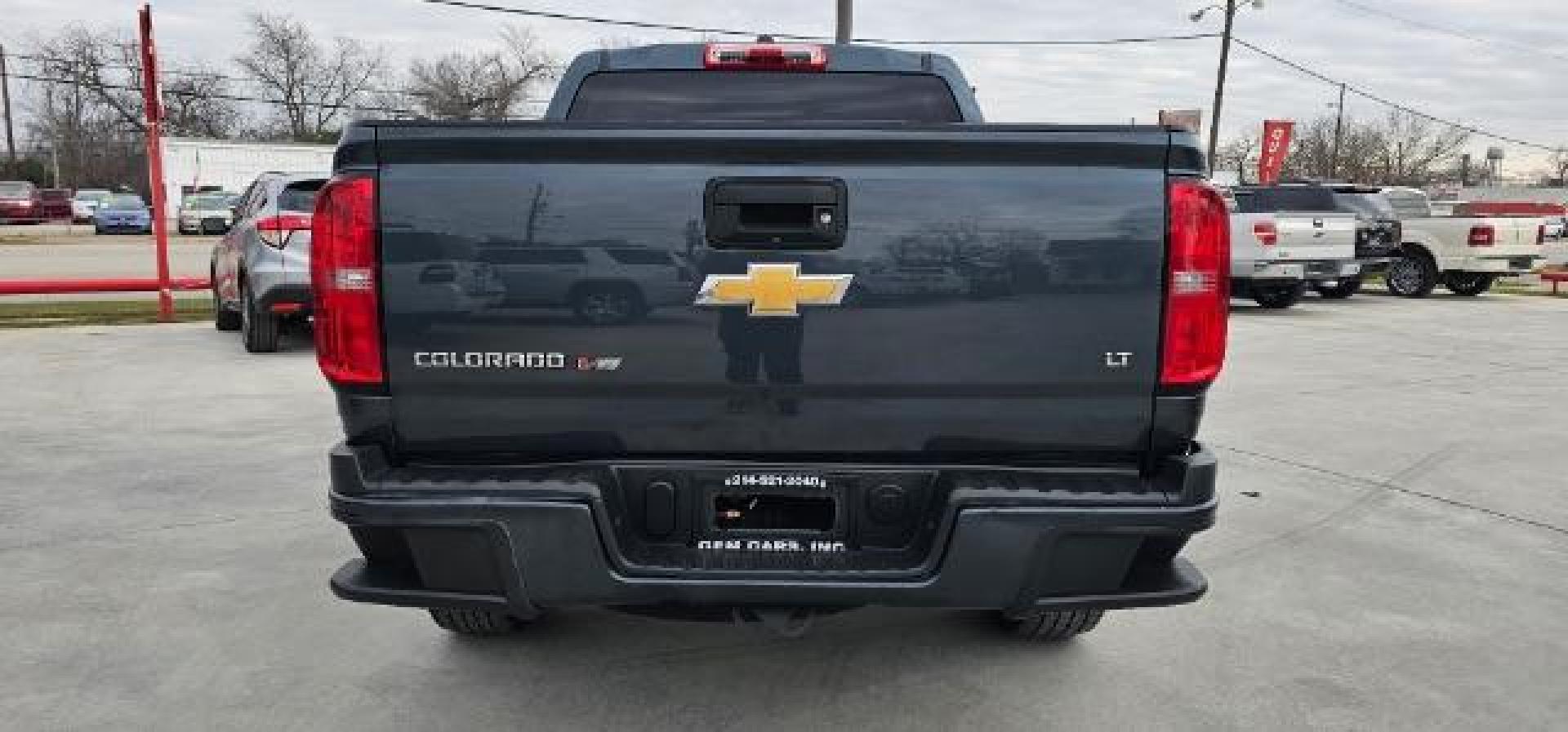 2019 Shadow Gray Metallic /Jet Black Chevrolet Colorado LT (1GCGSCENXK1) with an 3.6L V-6 gasoline direct injection engine, located at 900 South McDonald Street, McKinney, TX, 75069, (972) 529-2992, 33.189335, -96.613403 - Photo#4