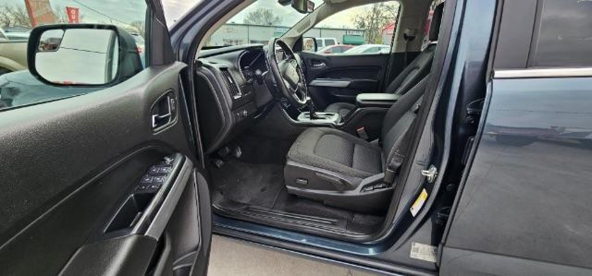 2019 Shadow Gray Metallic /Jet Black Chevrolet Colorado LT (1GCGSCENXK1) with an 3.6L V-6 gasoline direct injection engine, located at 900 South McDonald Street, McKinney, TX, 75069, (972) 529-2992, 33.189335, -96.613403 - Photo#12