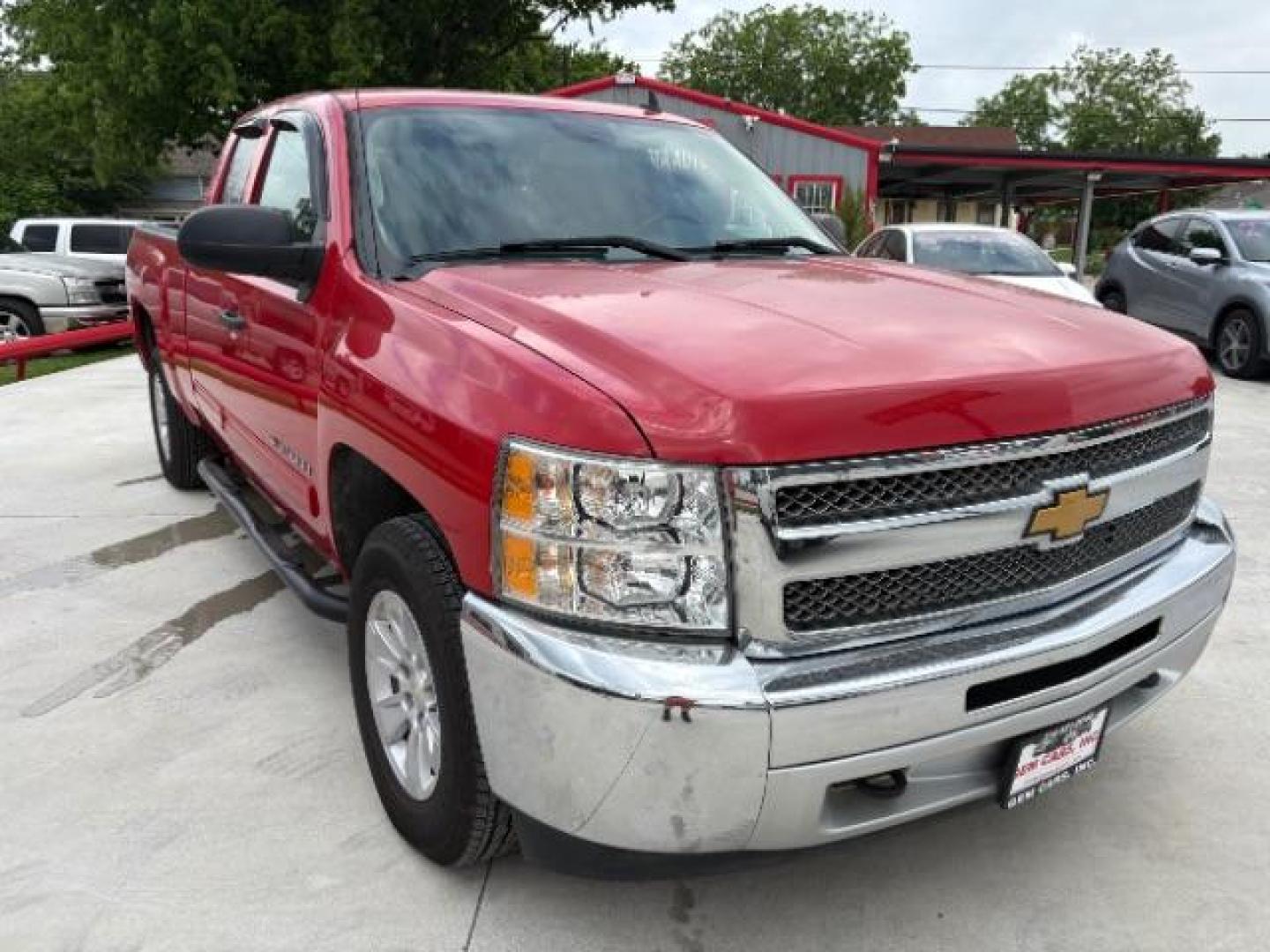 2013 Victory Red /Ebony Cloth Interior Chevrolet Silverado 1500 LT Ext. Cab 4WD (1GCRKSE78DZ) with an 5.3L V8 OHV 16V FFV engine, 6-Speed Automatic transmission, located at 900 South McDonald Street, McKinney, TX, 75069, (972) 529-2992, 33.189335, -96.613403 - Photo#0