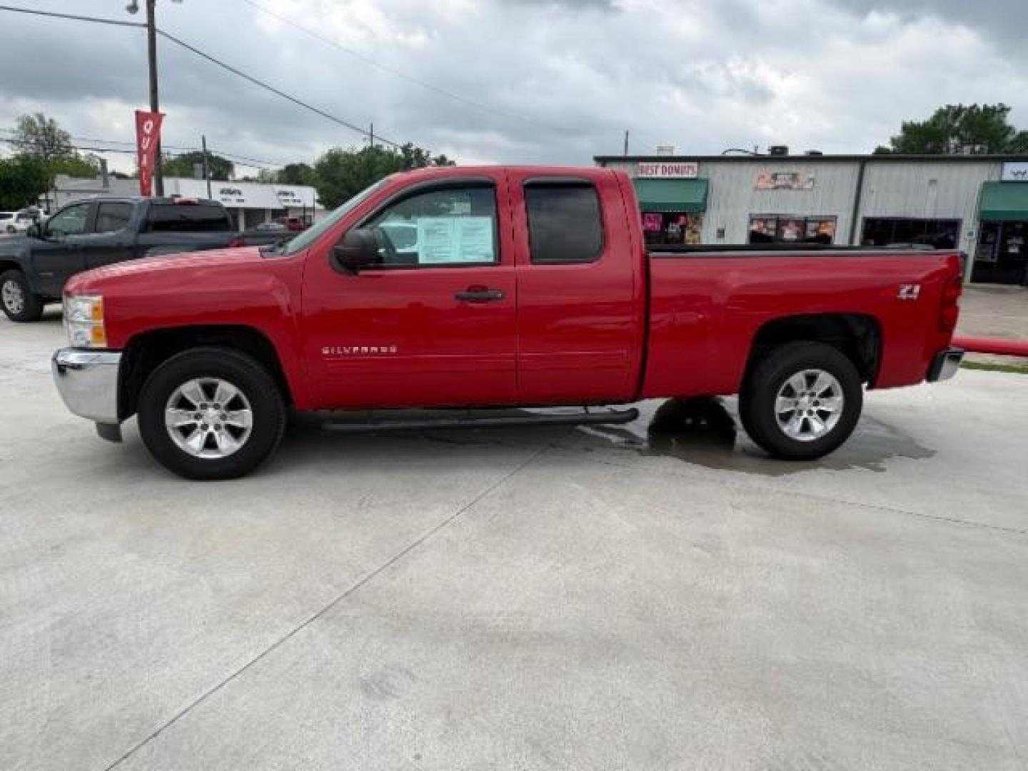 2013 Victory Red /Ebony Cloth Interior Chevrolet Silverado 1500 LT Ext. Cab 4WD (1GCRKSE78DZ) with an 5.3L V8 OHV 16V FFV engine, 6-Speed Automatic transmission, located at 900 South McDonald Street, McKinney, TX, 75069, (972) 529-2992, 33.189335, -96.613403 - Photo#4