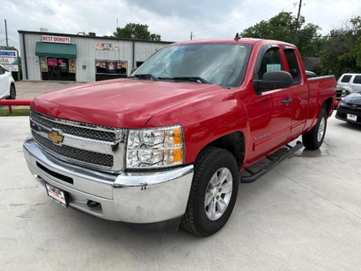 2013 Victory Red /Ebony Cloth Interior Chevrolet Silverado 1500 LT Ext. Cab 4WD (1GCRKSE78DZ) with an 5.3L V8 OHV 16V FFV engine, 6-Speed Automatic transmission, located at 900 South McDonald Street, McKinney, TX, 75069, (972) 529-2992, 33.189335, -96.613403 - Photo#5