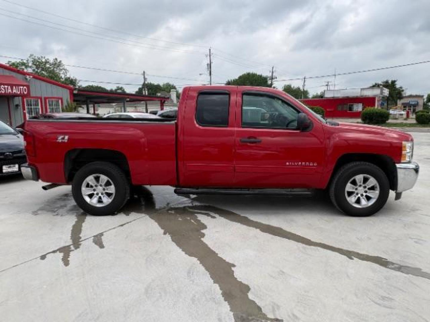 2013 Victory Red /Ebony Cloth Interior Chevrolet Silverado 1500 LT Ext. Cab 4WD (1GCRKSE78DZ) with an 5.3L V8 OHV 16V FFV engine, 6-Speed Automatic transmission, located at 900 South McDonald Street, McKinney, TX, 75069, (972) 529-2992, 33.189335, -96.613403 - Photo#7