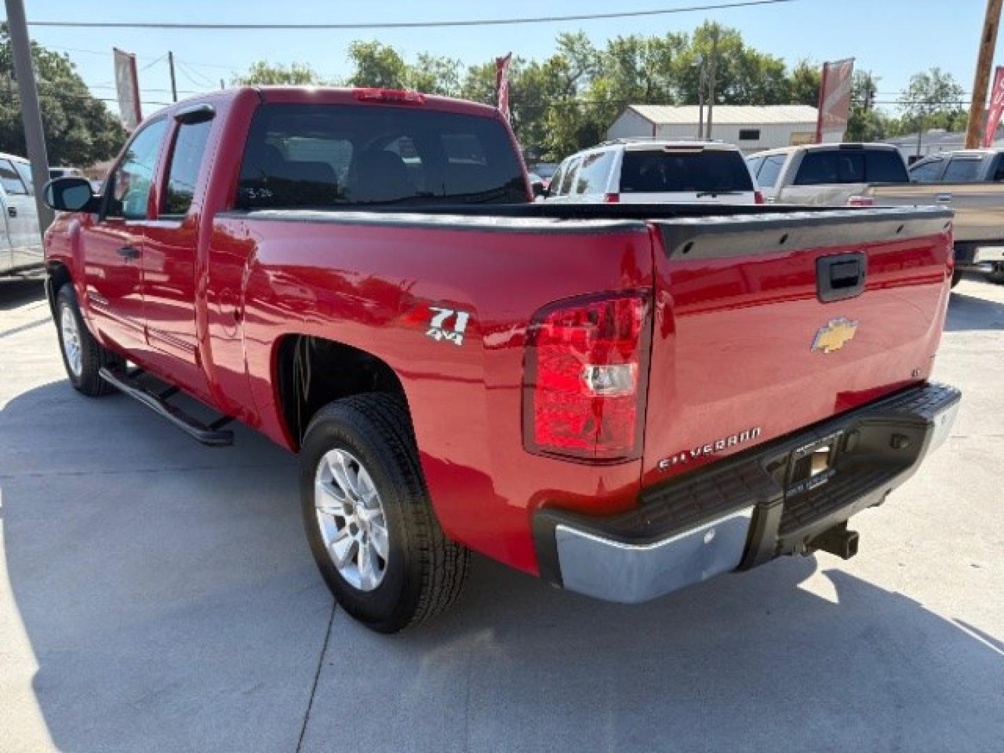 2013 Victory Red /Ebony Cloth Interior Chevrolet Silverado 1500 LT Ext. Cab 4WD (1GCRKSE78DZ) with an 5.3L V8 OHV 16V FFV engine, 6-Speed Automatic transmission, located at 900 South McDonald Street, McKinney, TX, 75069, (972) 529-2992, 33.189335, -96.613403- Photo#2