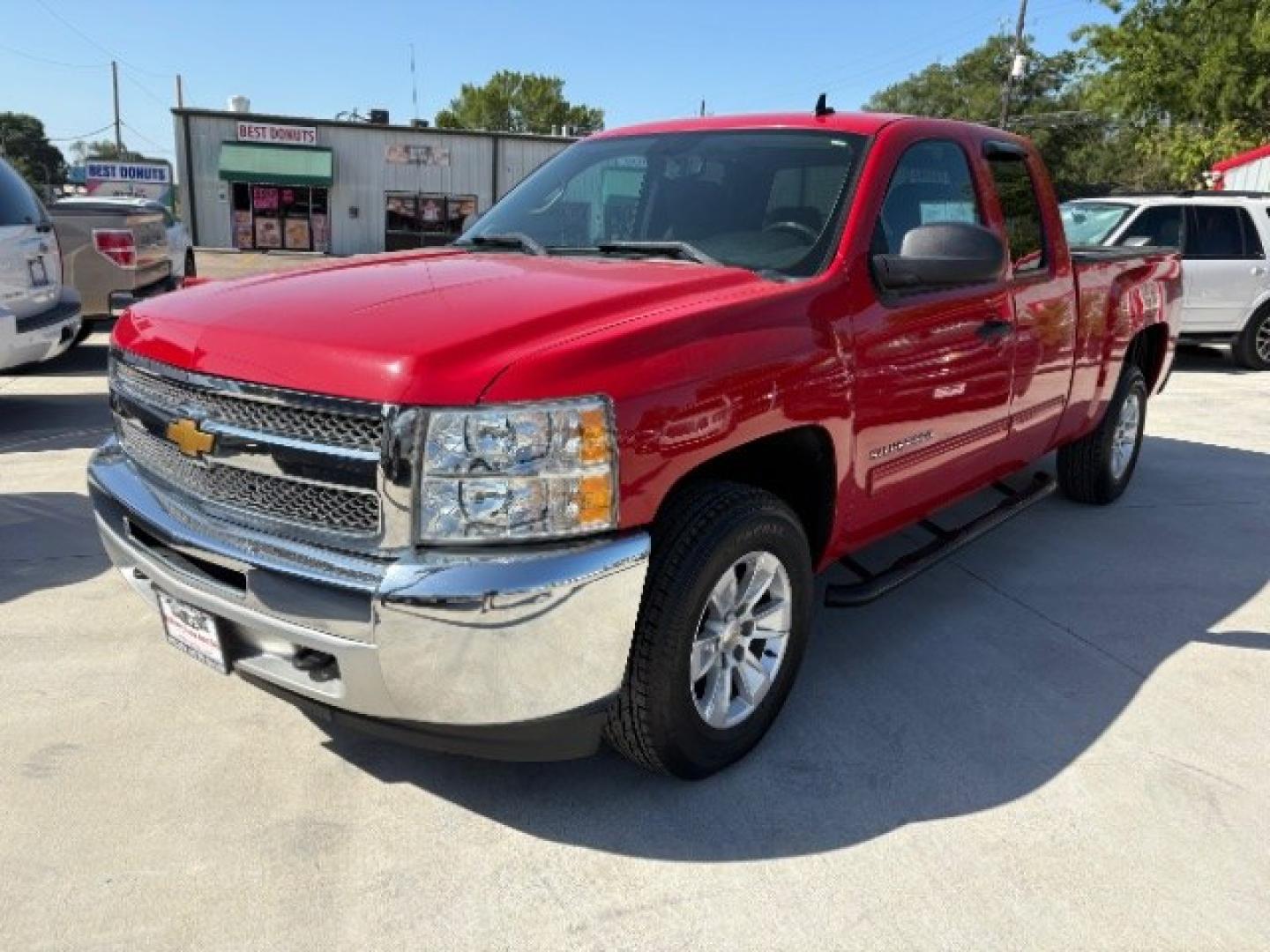2013 Victory Red /Ebony Cloth Interior Chevrolet Silverado 1500 LT Ext. Cab 4WD (1GCRKSE78DZ) with an 5.3L V8 OHV 16V FFV engine, 6-Speed Automatic transmission, located at 900 South McDonald Street, McKinney, TX, 75069, (972) 529-2992, 33.189335, -96.613403- Photo#4