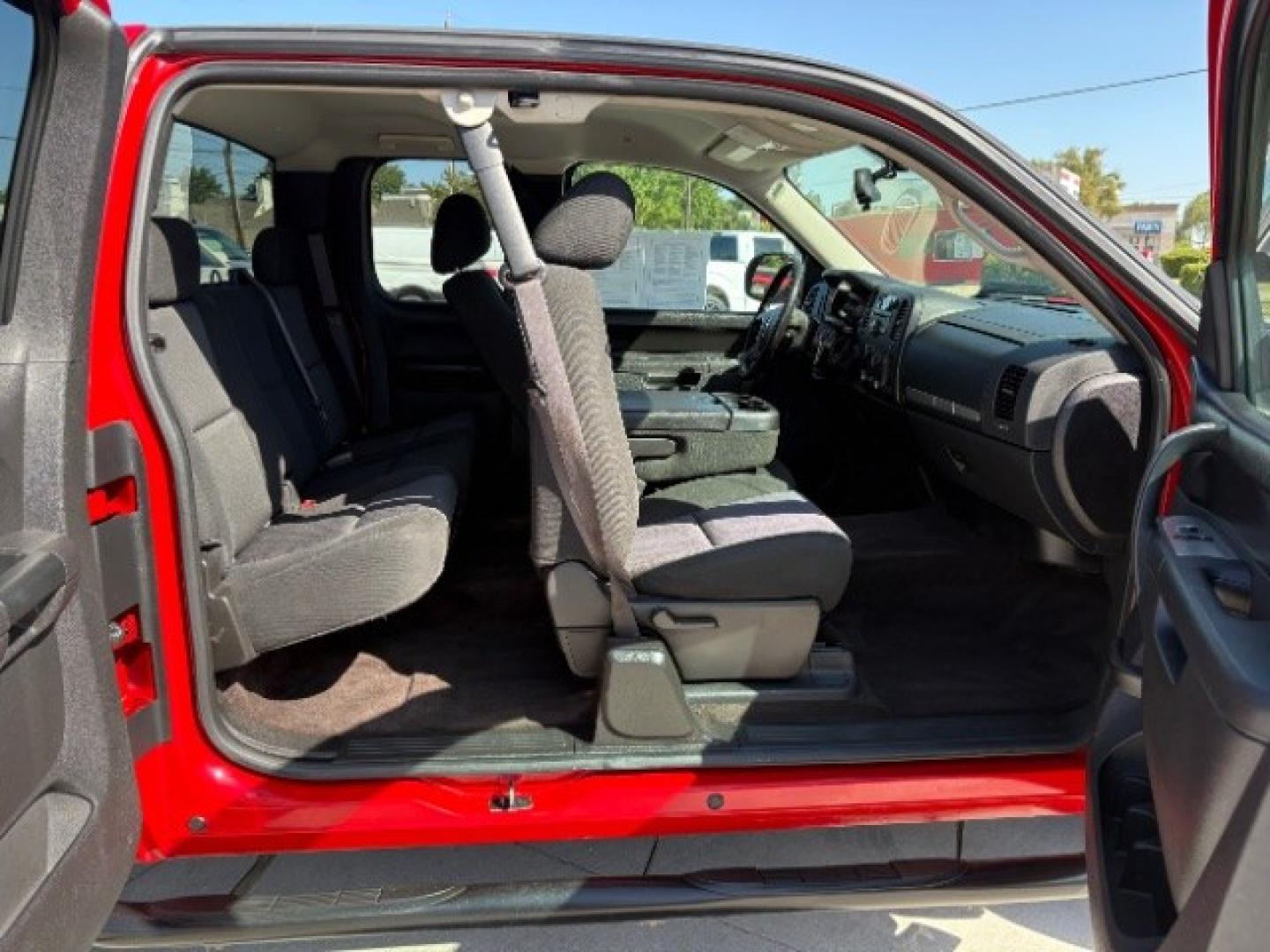 2013 Victory Red /Ebony Cloth Interior Chevrolet Silverado 1500 LT Ext. Cab 4WD (1GCRKSE78DZ) with an 5.3L V8 OHV 16V FFV engine, 6-Speed Automatic transmission, located at 900 South McDonald Street, McKinney, TX, 75069, (972) 529-2992, 33.189335, -96.613403- Photo#6