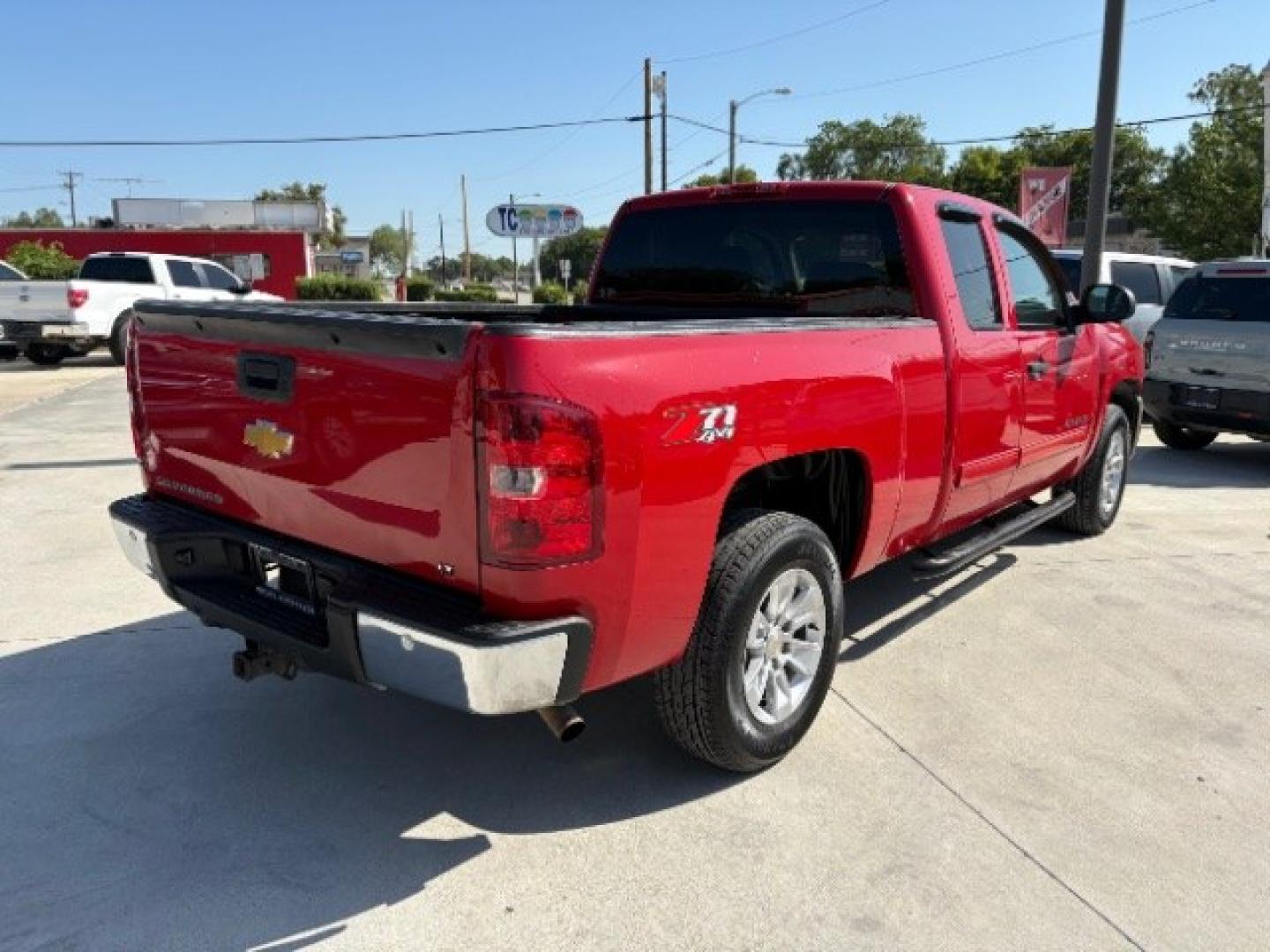 2013 Victory Red /Ebony Cloth Interior Chevrolet Silverado 1500 LT Ext. Cab 4WD (1GCRKSE78DZ) with an 5.3L V8 OHV 16V FFV engine, 6-Speed Automatic transmission, located at 900 South McDonald Street, McKinney, TX, 75069, (972) 529-2992, 33.189335, -96.613403- Photo#8