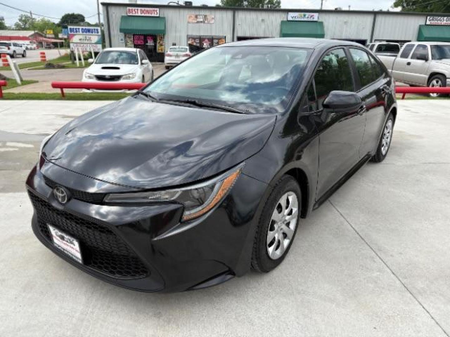 2022 Black Sand Pearl /Black Toyota Corolla LE (5YFEPMAE5NP) with an 1.8L I-4 DOHC engine, located at 900 South McDonald Street, McKinney, TX, 75069, (972) 529-2992, 33.189335, -96.613403 - Photo#4