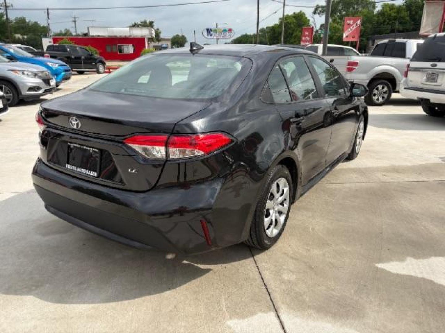 2022 Black Sand Pearl /Black Toyota Corolla LE (5YFEPMAE5NP) with an 1.8L I-4 DOHC engine, located at 900 South McDonald Street, McKinney, TX, 75069, (972) 529-2992, 33.189335, -96.613403 - Photo#6