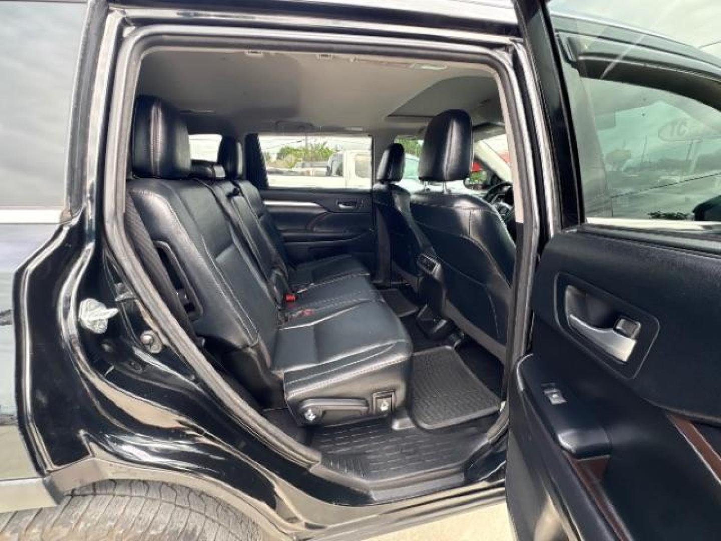 2018 Midnight Black Metallic /Black Toyota Highlander XLE (5TDKZRFH7JS) with an 3.5L V-6 port/direct injection engine, Automatic transmission, located at 900 South McDonald Street, McKinney, TX, 75069, (972) 529-2992, 33.189335, -96.613403 - Photo#9