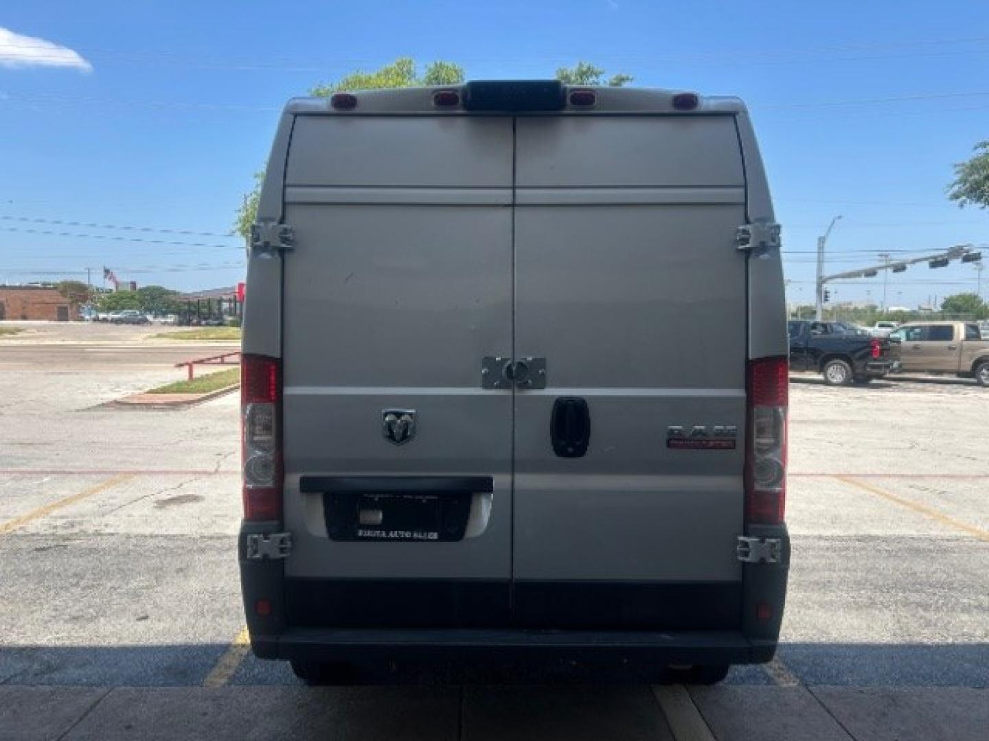 2018 Bright Silver Metall /Black Ram ProMaster 2500 Cargo Van High Roof (3C6TRVCG5JE) with an Pentastar 3.6L V-6 D engine, Automatic transmission, located at 900 South McDonald Street, McKinney, TX, 75069, (972) 529-2992, 33.189335, -96.613403- Photo#3