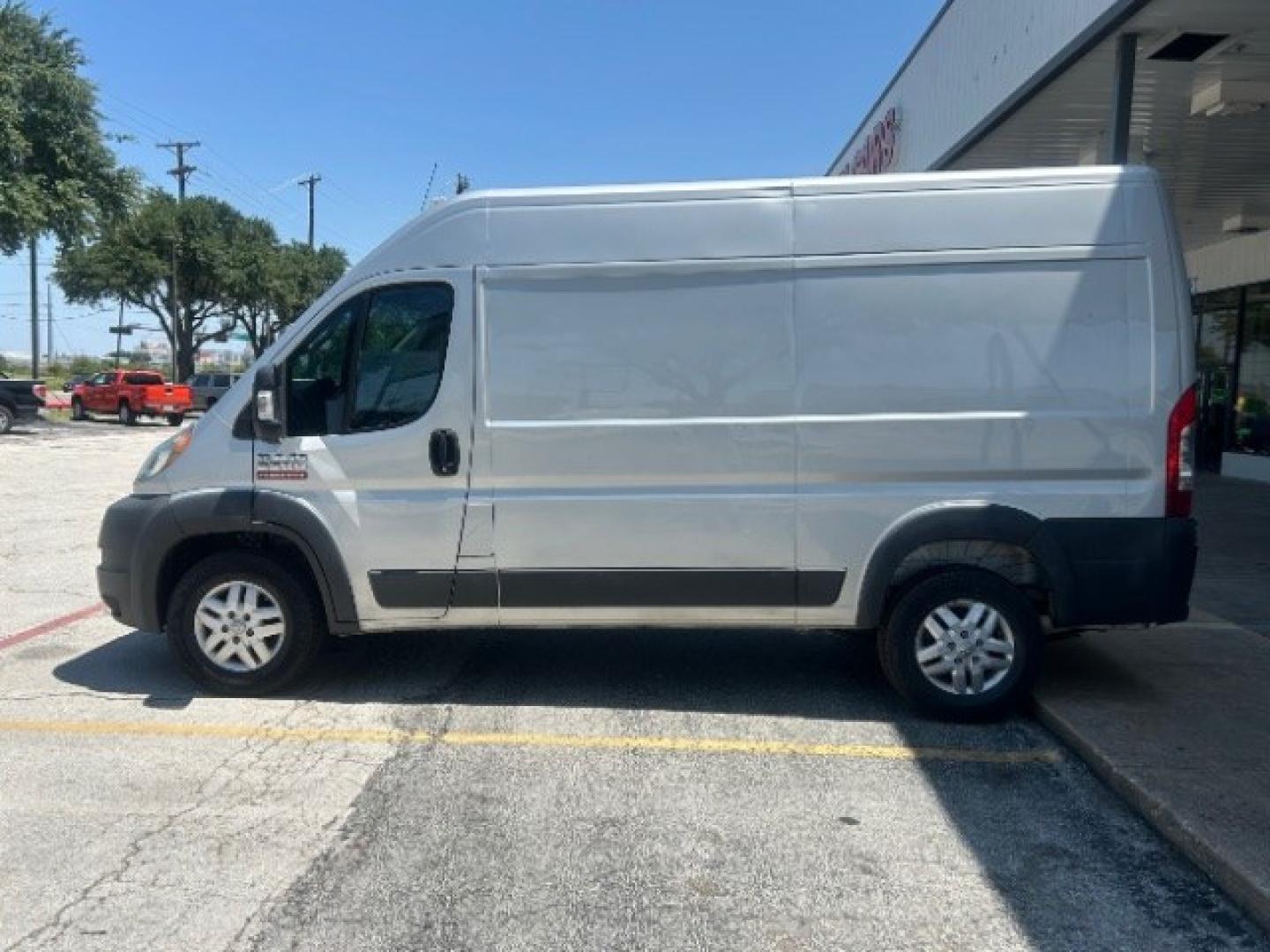 2018 Bright Silver Metall /Black Ram ProMaster 2500 Cargo Van High Roof (3C6TRVCG5JE) with an Pentastar 3.6L V-6 D engine, Automatic transmission, located at 900 South McDonald Street, McKinney, TX, 75069, (972) 529-2992, 33.189335, -96.613403- Photo#5