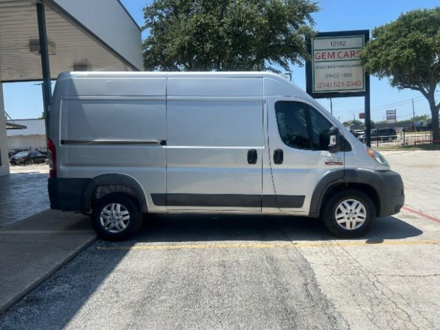 2018 Bright Silver Metall /Black Ram ProMaster 2500 Cargo Van High Roof (3C6TRVCG5JE) with an Pentastar 3.6L V-6 D engine, Automatic transmission, located at 900 South McDonald Street, McKinney, TX, 75069, (972) 529-2992, 33.189335, -96.613403- Photo#6