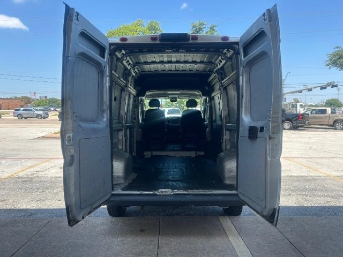 2018 Bright Silver Metall /Black Ram ProMaster 2500 Cargo Van High Roof (3C6TRVCG5JE) with an Pentastar 3.6L V-6 D engine, Automatic transmission, located at 900 South McDonald Street, McKinney, TX, 75069, (972) 529-2992, 33.189335, -96.613403- Photo#8