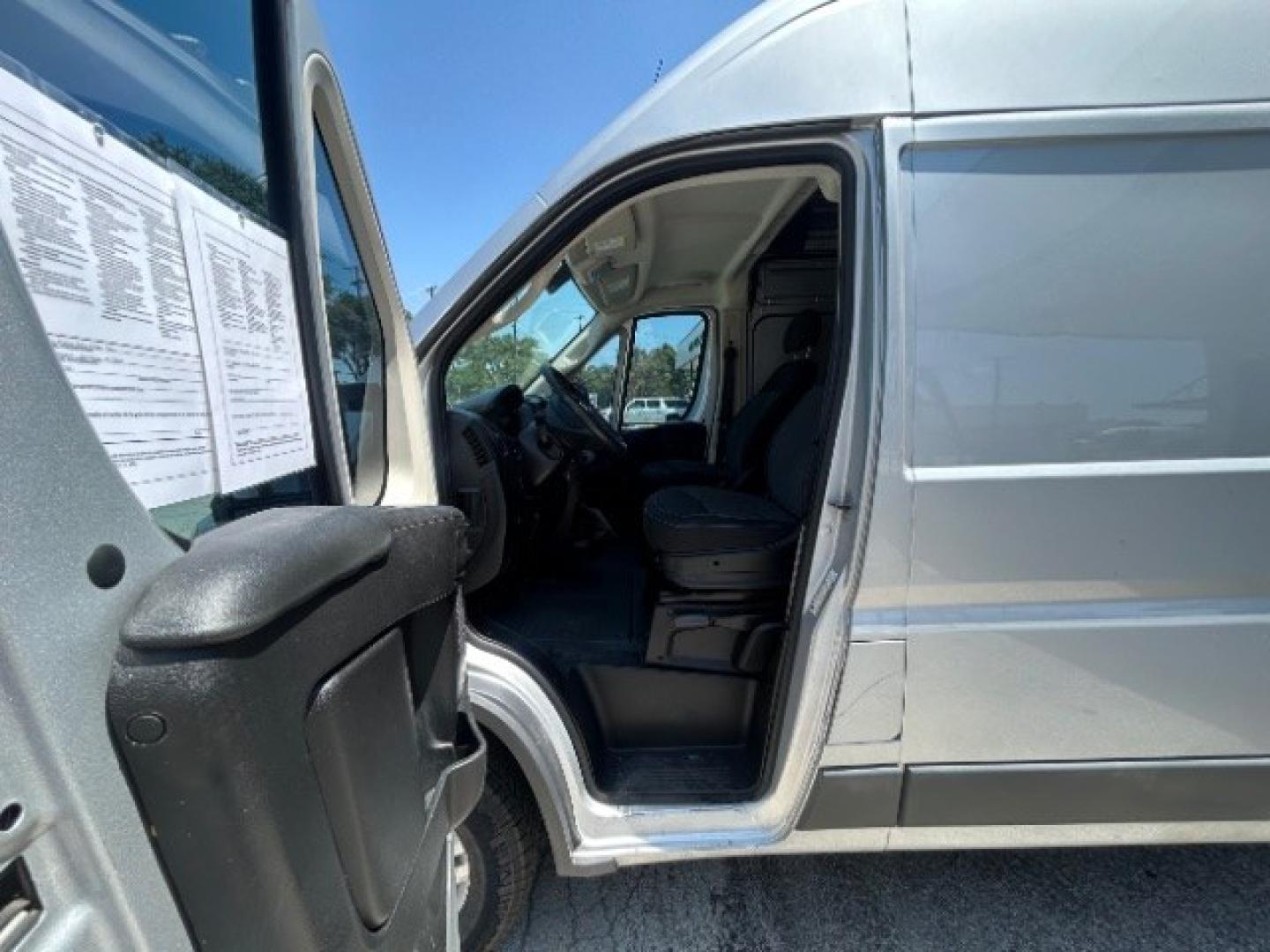 2018 Bright Silver Metall /Black Ram ProMaster 2500 Cargo Van High Roof (3C6TRVCG5JE) with an Pentastar 3.6L V-6 D engine, Automatic transmission, located at 900 South McDonald Street, McKinney, TX, 75069, (972) 529-2992, 33.189335, -96.613403- Photo#9