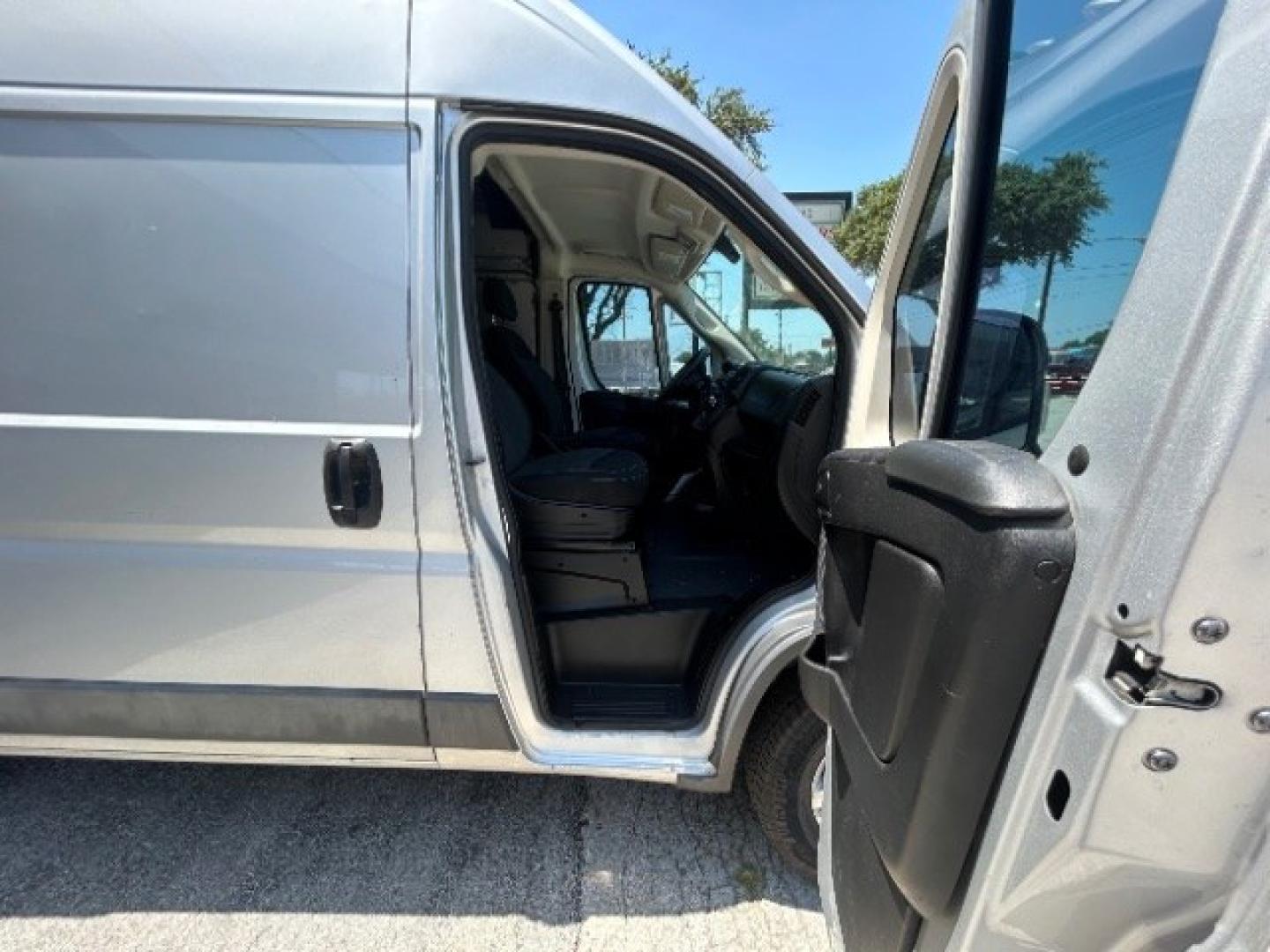 2018 Bright Silver Metall /Black Ram ProMaster 2500 Cargo Van High Roof (3C6TRVCG5JE) with an Pentastar 3.6L V-6 D engine, Automatic transmission, located at 900 South McDonald Street, McKinney, TX, 75069, (972) 529-2992, 33.189335, -96.613403- Photo#10