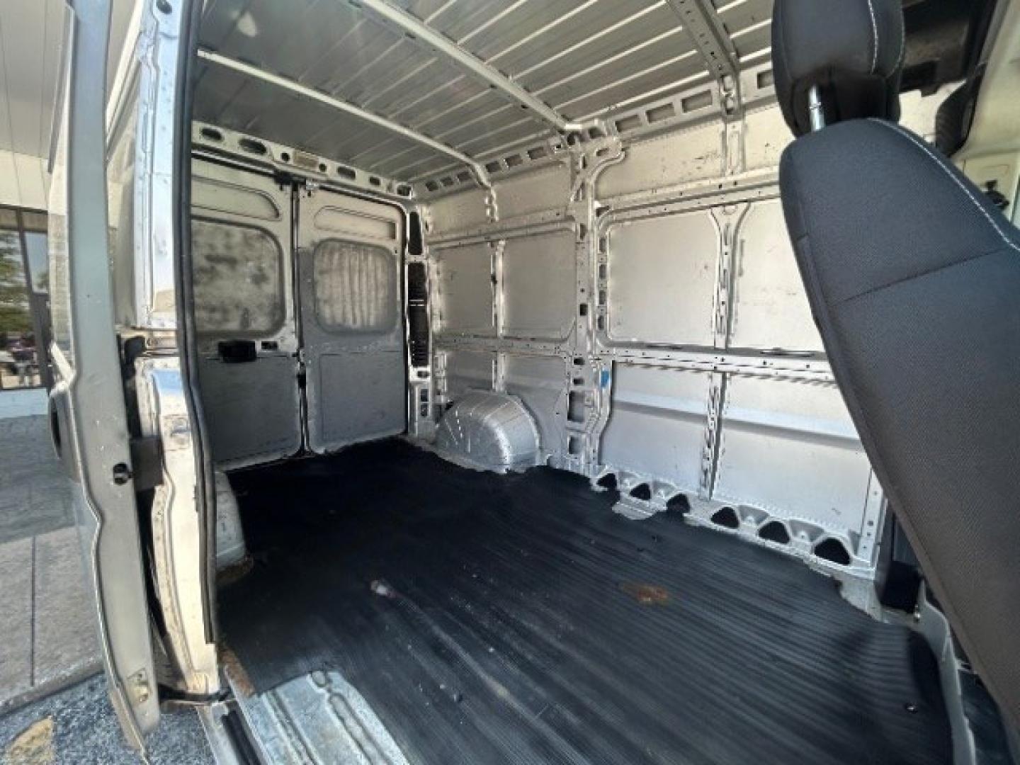 2018 Bright Silver Metall /Black Ram ProMaster 2500 Cargo Van High Roof (3C6TRVCG5JE) with an Pentastar 3.6L V-6 D engine, Automatic transmission, located at 900 South McDonald Street, McKinney, TX, 75069, (972) 529-2992, 33.189335, -96.613403- Photo#11