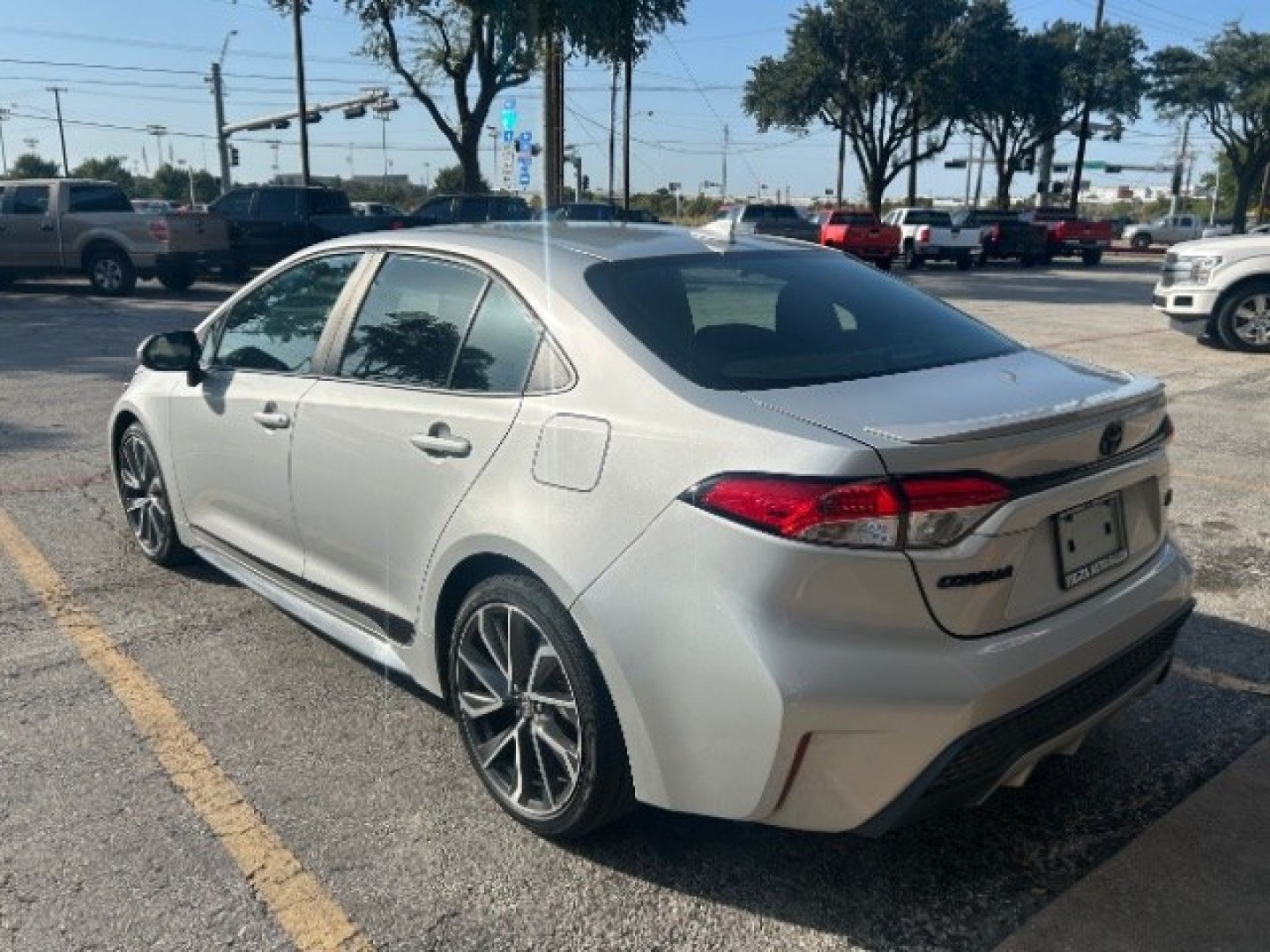 2022 Classic Silver Metallic /Black Toyota Corolla SE (5YFS4MCE4NP) with an Dynamic Force 2L I-4 port/direct injection engine, Automatic transmission, located at 900 South McDonald Street, McKinney, TX, 75069, (972) 529-2992, 33.189335, -96.613403- Photo#2