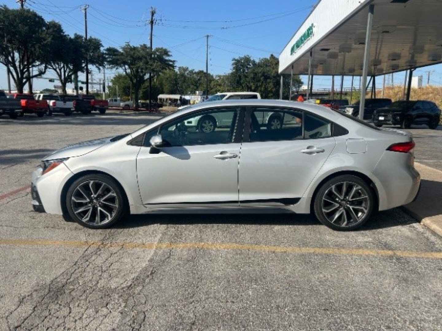 2022 Classic Silver Metallic /Black Toyota Corolla SE (5YFS4MCE4NP) with an Dynamic Force 2L I-4 port/direct injection engine, Automatic transmission, located at 900 South McDonald Street, McKinney, TX, 75069, (972) 529-2992, 33.189335, -96.613403- Photo#3