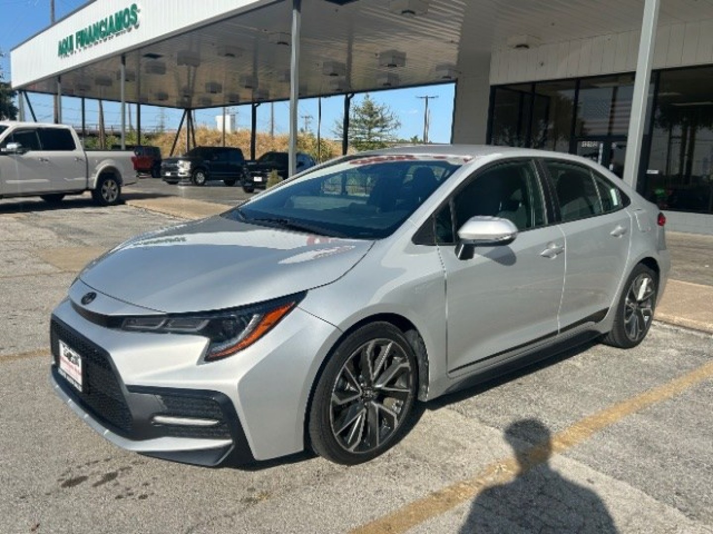 2022 Classic Silver Metallic /Black Toyota Corolla SE (5YFS4MCE4NP) with an Dynamic Force 2L I-4 port/direct injection engine, Automatic transmission, located at 900 South McDonald Street, McKinney, TX, 75069, (972) 529-2992, 33.189335, -96.613403- Photo#4
