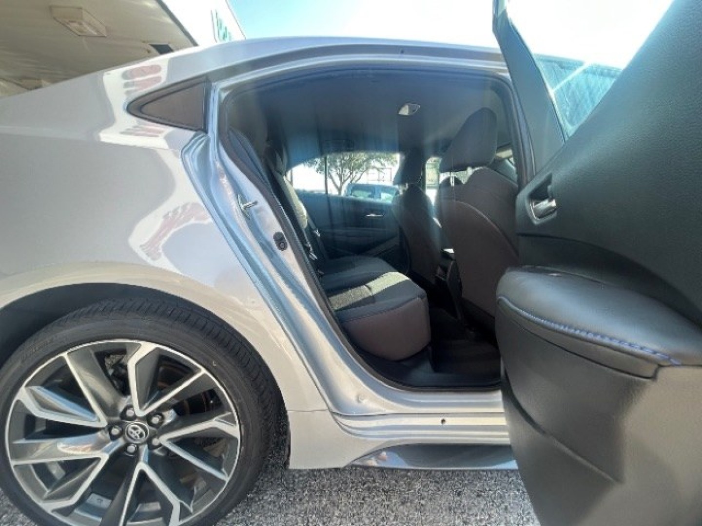 2022 Classic Silver Metallic /Black Toyota Corolla SE (5YFS4MCE4NP) with an Dynamic Force 2L I-4 port/direct injection engine, Automatic transmission, located at 900 South McDonald Street, McKinney, TX, 75069, (972) 529-2992, 33.189335, -96.613403- Photo#9