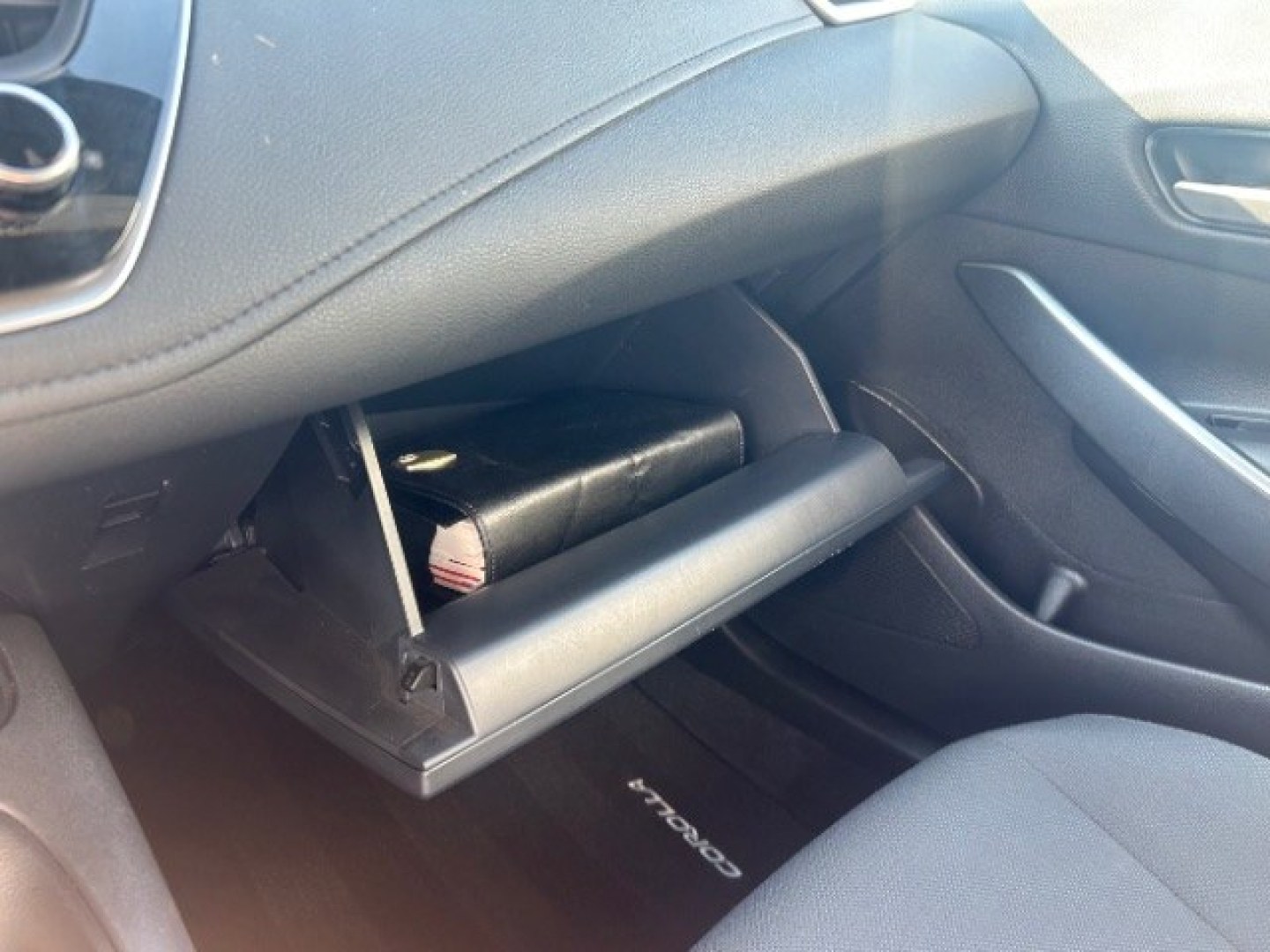 2022 Classic Silver Metallic /Black Toyota Corolla SE (5YFS4MCE4NP) with an Dynamic Force 2L I-4 port/direct injection engine, Automatic transmission, located at 900 South McDonald Street, McKinney, TX, 75069, (972) 529-2992, 33.189335, -96.613403- Photo#15