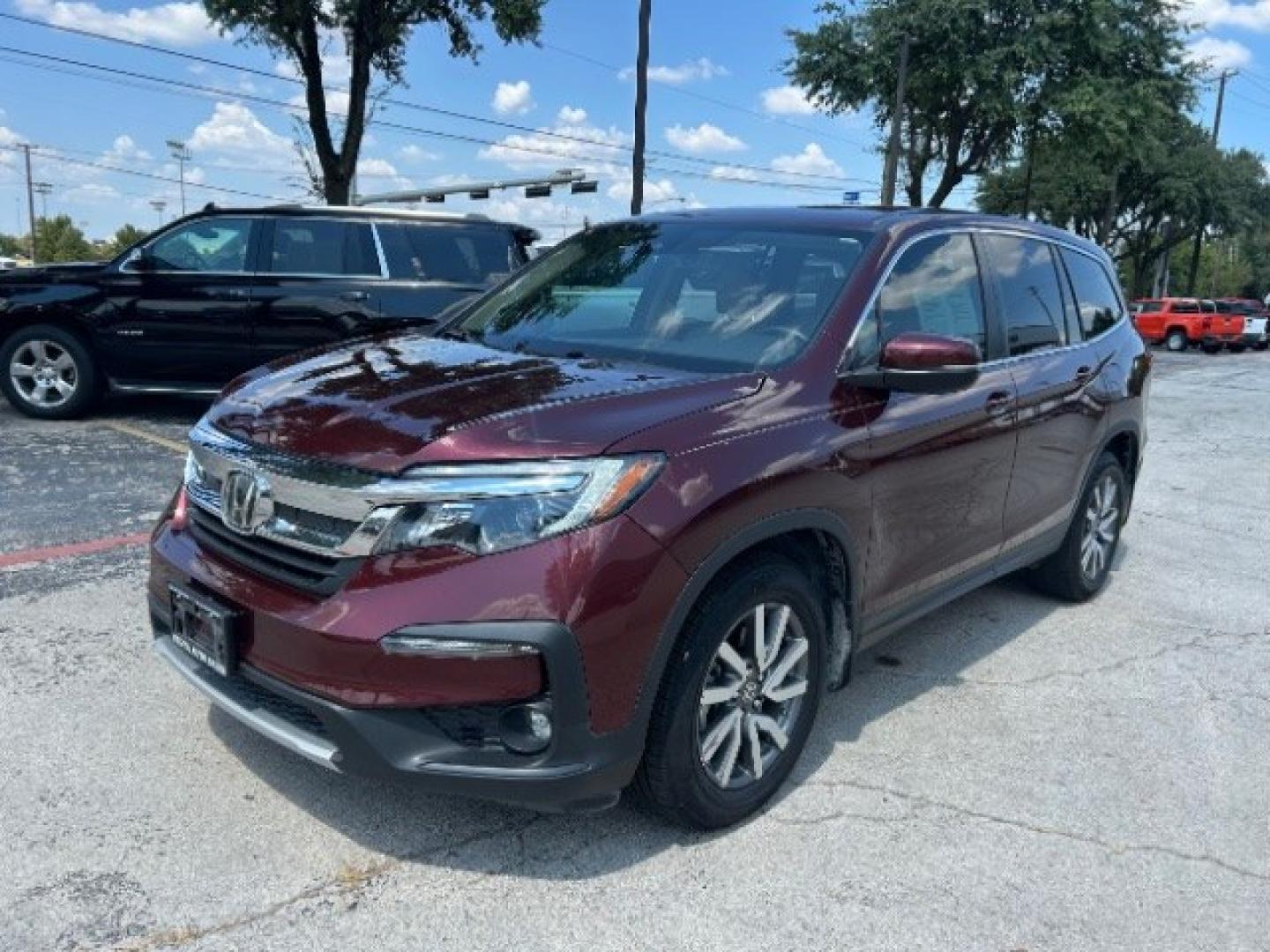2019 Burgundy /Beige Honda Pilot EX-L (5FNYF5H57KB) with an 3.5L V-6 direct injection engine, Automatic transmission, located at 900 South McDonald Street, McKinney, TX, 75069, (972) 529-2992, 33.189335, -96.613403- Photo#2