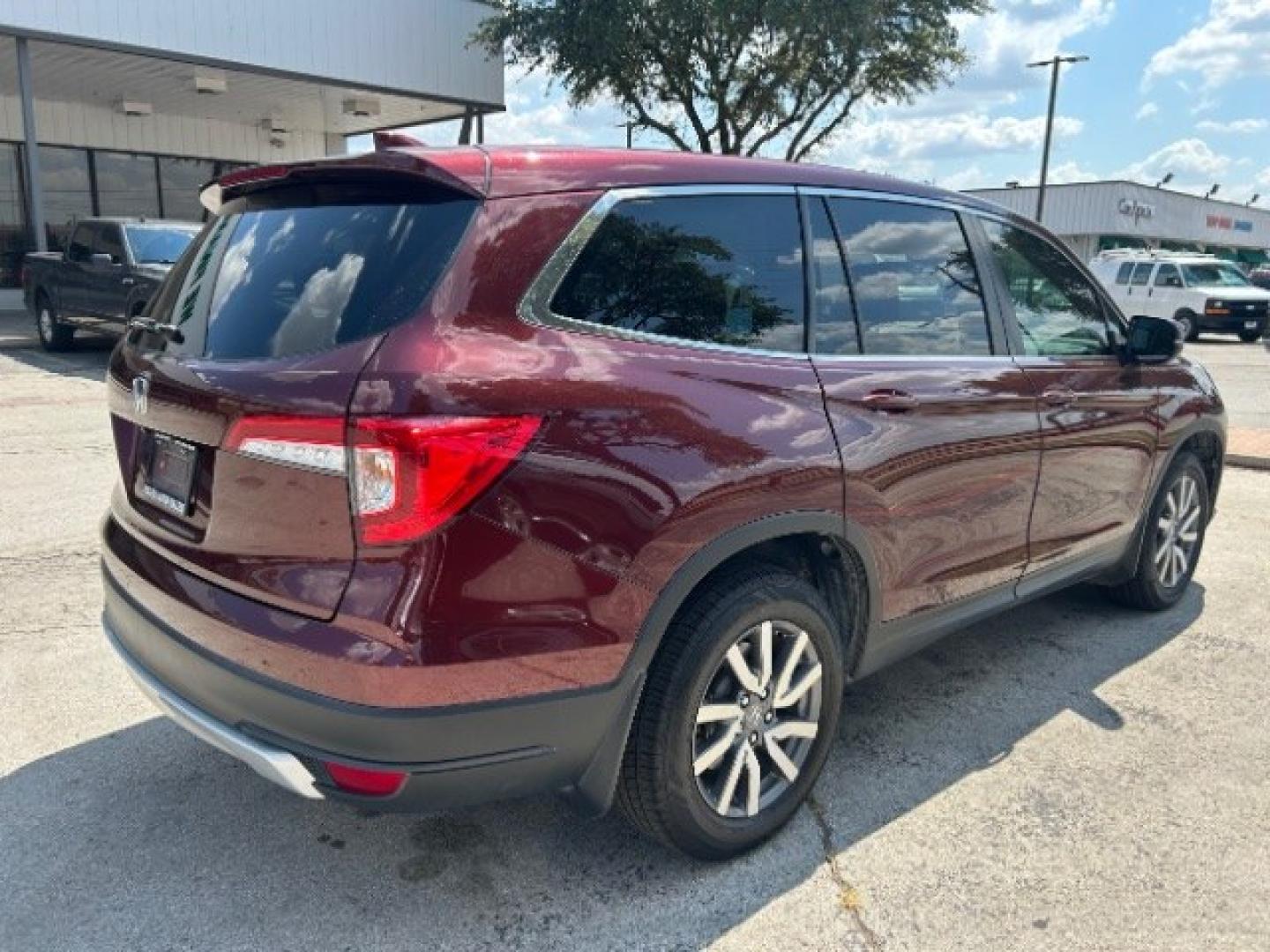 2019 Burgundy /Beige Honda Pilot EX-L (5FNYF5H57KB) with an 3.5L V-6 direct injection engine, Automatic transmission, located at 900 South McDonald Street, McKinney, TX, 75069, (972) 529-2992, 33.189335, -96.613403- Photo#7