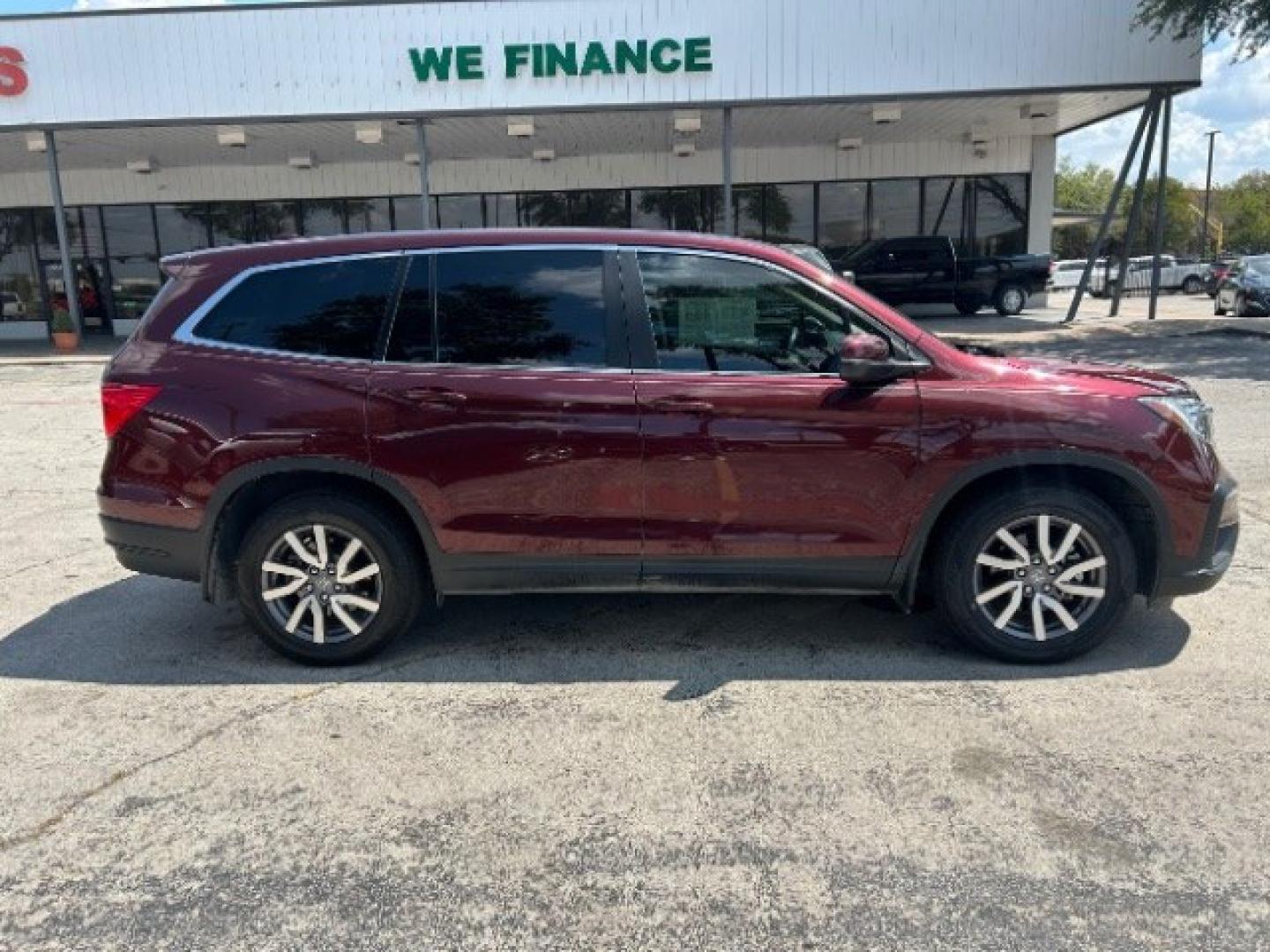 2019 Burgundy /Beige Honda Pilot EX-L (5FNYF5H57KB) with an 3.5L V-6 direct injection engine, Automatic transmission, located at 900 South McDonald Street, McKinney, TX, 75069, (972) 529-2992, 33.189335, -96.613403- Photo#8